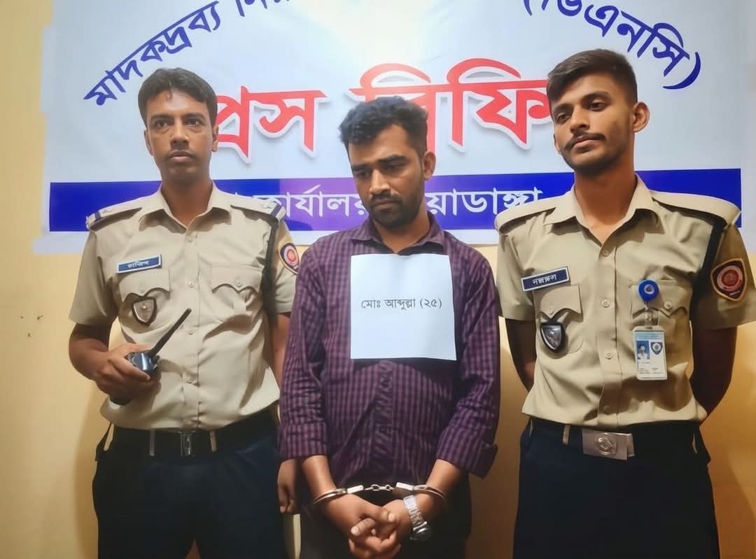 “দামুড়হুদায় যাত্রীবাহী বাসে ডিএনসি’র হানা: ৩ হাজার পিস ইয়াবাসহ জীবননগরের যুবক আটক।”