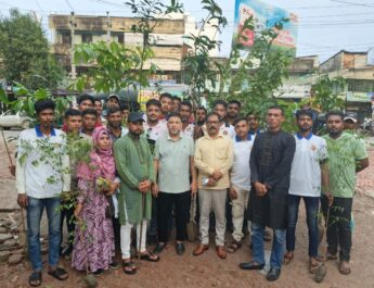 সাইবার দলের ১৪তম প্রতিষ্ঠাবার্ষিকীতে সাতক্ষীরায় কেক কাটা ও বৃক্ষরোপণ কর্মসূচি অনুষ্ঠিত
