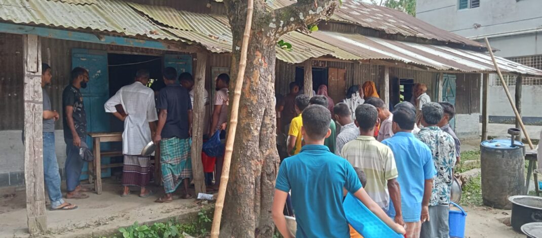 রৌমারী গ্রামে ঐতিহ্যবাহী ঈদে মিলাদুন্নবী উদযাপন: এক হাড়ি খিঁচুড়িতে ১২০০ পরিবারের ৬ সহস্রাধিক মানুষের ভূরিভোজ