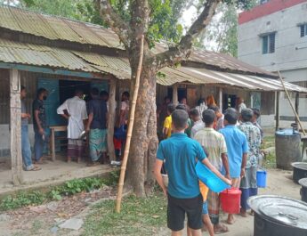 রৌমারী গ্রামে ঐতিহ্যবাহী ঈদে মিলাদুন্নবী উদযাপন: এক হাড়ি খিঁচুড়িতে ১২০০ পরিবারের ৬ সহস্রাধিক মানুষের ভূরিভোজ